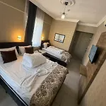 Oezguer Family Hotell 2*